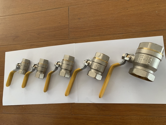 1/2 3/4インチ卸売亜鉛 黄色のプラスチックハンドルを持つ青銅ボールバルブ